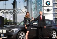 Francesco Cottone, Direttore delle Risorse Umane di BMW Italia, consegna la BMW Serie 1 a Stefania Giovinazzo, vincitrice di uno stage del progetto ONE@Campus