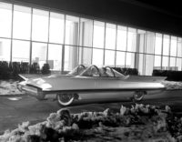 Nel 1952 William M. Schmidt, della divisione Lincoln-Mercury di Ford Motor Company, disegnò questa Lincon Futura che suscitò grandissimo interesse nei saloni che si tennero nel 1955 in America.