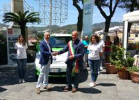 Consegna del taxi-van Nissan e-NV200 Evalia a Piero Vigorelli sindaco di Ponza