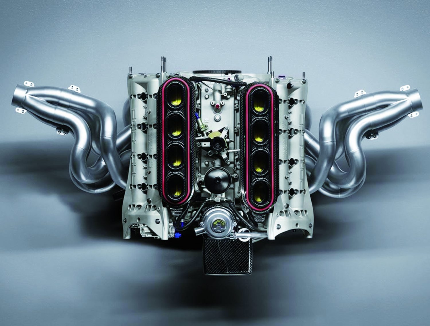 Il nuovo V8 con bancate disposte a 90°. Si noti anche l’alimentazione con una farfalla per cilindro, soluzione tipica dei motori da competizione.