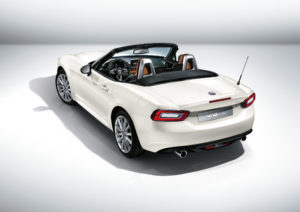 2015 Fiat 124 Spider - Note tecniche Tra tutto quello che Marchionne e il suo entourage potevano inventarsi, la nuova Fiat 124 Spider è sicuramente una delle migliori idee di questi ultimi anni. Ok, sappiamo tutti che non si tratta di un Made in Italy completo, una di quelle realizzazioni 100% Fiat, ma la joint venture questa volta è delle più intelligenti. Intanto, la base di partenza della scocca è quanto di meglio si poteva scegliere, visto che lo chassis della mitica Mazda MX-5 Miata è sicuramente di livello superlativo. Ma poi, molto del resto è Fiat, come l'1.4 turbo a 4 cilindri che sviluppa anche più coppia e più potenza del 2 litri aspirato di Mazda, che però rimane a nostro avviso uno dei motori più divertenti che abbiamo mai provato, senza togliere nulla al 1.400 Fiat. 1.400 Fiat che per l'occasione è stato leggermente modificato per adattarsi all'alloggiamento longitudinale, in luogo della configurazione trasversale a cui siamo stati abituati in tutti questi anni. I 160 cavalli superano di poco quelli sviluppati dal 2 litri giapponese e anche la coppia risulta leggermente più alta. Passando al cambio, scopriamo la precedente trasmissione a sei rapporti usata da Mazda per la propria MX-5. Ora, non fatevi ingannare: non stiamo parlando di una trasmissione di seconda scelta per la spider italiana. È vero che il cambio dell'attuale MX-5 è di una generazione avanti, ma i rapporti più alti del cambio precedente si adattavano meglio all'erogazione del 4 cilindri turbo italiano. Quindi una scelta tecnica ponderata da parte dei tecnici italiani. Telaio e sospensioni Abbiamo già detto che lo chassis è firmato Mazda. Per quanto riguarda invece le sospensioni, cambiano un po' di cose, a partire dalla taratura complessiva e da molle e ammortizzatori specifici. Se poi si osservano bene i dettagli, si scoprono ulteriori eredità di provenienza giapponese. Per esempio, le due misure previste per le ruote, 195/50R-16 e 205/45R-17, sono identiche a quelle della MX-5. Ma non solo. Identici sono anche i bracci anteriori e il multilink al posteriore. Il confronto finale, quindi, andrà fatto direttamente su strada e nulla di più si può dire sulla taratura, anche in virtù del fatto che girano già le voci sulla versione Abarth, che rappresenta sicuramente il giusto completamento del progetto e per la quale ci sarà un assetto più estremo. Su strada Non abbiamo ancora avuto il piacere di mettere le mani sulla vettura ma, a quanto sembra, conti alla mano, giapponese e italiana dovrebbero avere medesime prestazioni, almeno sul dritto. Il piccolo surplus di potenza della spider italiana dovrebbe compensare la sua massa più alta, anche perché solo a livello di powertrain è vero che "turbo è bello", ma questa scelta si paga ovviamente in termini di massa. L'aspirato giapponese è più leggero del 4 cilindri italiano. Complessivamente, la Fiat 124 Spider lascia sul piatto della bilancia una cinquantina di chili in più, non poco in questa categoria.