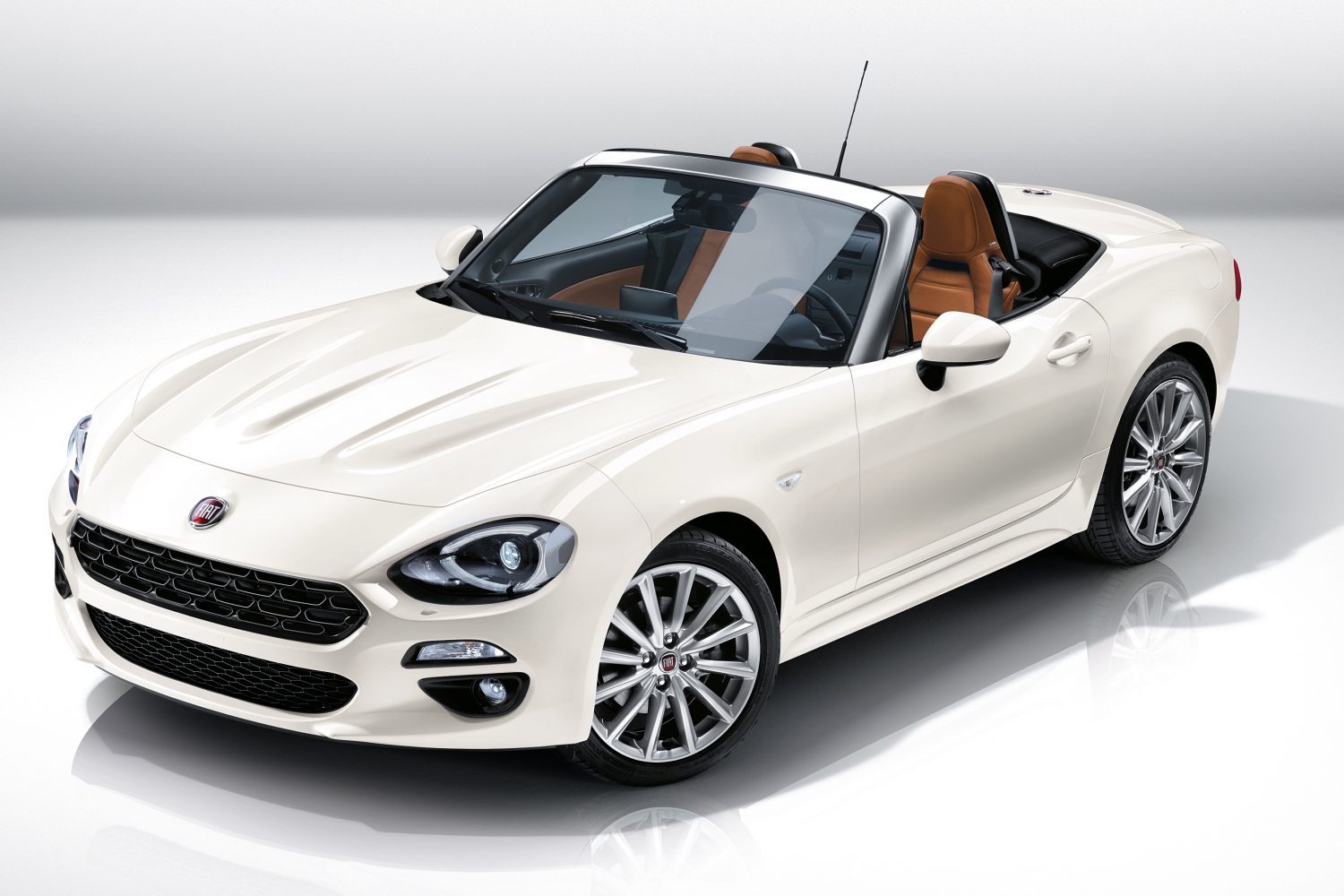 2015 Fiat 124 Spider - Note tecniche Tra tutto quello che Marchionne e il suo entourage potevano inventarsi, la nuova Fiat 124 Spider è sicuramente una delle migliori idee di questi ultimi anni. Ok, sappiamo tutti che non si tratta di un Made in Italy completo, una di quelle realizzazioni 100% Fiat, ma la joint venture questa volta è delle più intelligenti. Intanto, la base di partenza della scocca è quanto di meglio si poteva scegliere, visto che lo chassis della mitica Mazda MX-5 Miata è sicuramente di livello superlativo. Ma poi, molto del resto è Fiat, come l'1.4 turbo a 4 cilindri che sviluppa anche più coppia e più potenza del 2 litri aspirato di Mazda, che però rimane a nostro avviso uno dei motori più divertenti che abbiamo mai provato, senza togliere nulla al 1.400 Fiat. 1.400 Fiat che per l'occasione è stato leggermente modificato per adattarsi all'alloggiamento longitudinale, in luogo della configurazione trasversale a cui siamo stati abituati in tutti questi anni. I 160 cavalli superano di poco quelli sviluppati dal 2 litri giapponese e anche la coppia risulta leggermente più alta. Passando al cambio, scopriamo la precedente trasmissione a sei rapporti usata da Mazda per la propria MX-5. Ora, non fatevi ingannare: non stiamo parlando di una trasmissione di seconda scelta per la spider italiana. È vero che il cambio dell'attuale MX-5 è di una generazione avanti, ma i rapporti più alti del cambio precedente si adattavano meglio all'erogazione del 4 cilindri turbo italiano. Quindi una scelta tecnica ponderata da parte dei tecnici italiani. Telaio e sospensioni Abbiamo già detto che lo chassis è firmato Mazda. Per quanto riguarda invece le sospensioni, cambiano un po' di cose, a partire dalla taratura complessiva e da molle e ammortizzatori specifici. Se poi si osservano bene i dettagli, si scoprono ulteriori eredità di provenienza giapponese. Per esempio, le due misure previste per le ruote, 195/50R-16 e 205/45R-17, sono identiche a quelle della MX-5. Ma non solo. Identici sono anche i bracci anteriori e il multilink al posteriore. Il confronto finale, quindi, andrà fatto direttamente su strada e nulla di più si può dire sulla taratura, anche in virtù del fatto che girano già le voci sulla versione Abarth, che rappresenta sicuramente il giusto completamento del progetto e per la quale ci sarà un assetto più estremo. Su strada Non abbiamo ancora avuto il piacere di mettere le mani sulla vettura ma, a quanto sembra, conti alla mano, giapponese e italiana dovrebbero avere medesime prestazioni, almeno sul dritto. Il piccolo surplus di potenza della spider italiana dovrebbe compensare la sua massa più alta, anche perché solo a livello di powertrain è vero che "turbo è bello", ma questa scelta si paga ovviamente in termini di massa. L'aspirato giapponese è più leggero del 4 cilindri italiano. Complessivamente, la Fiat 124 Spider lascia sul piatto della bilancia una cinquantina di chili in più, non poco in questa categoria.