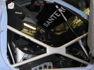  Vista laterale della gabbia di sicurezza: in primo piano la croce antintrusione. 