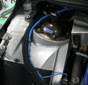 Il duomo anteriore destro con le saldature di rinforzo e il top mount di fissaggio dell’ammortizzatore.   