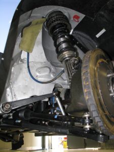 Vista della sospensione anteriore, in primo piano il braccetto dello sterzo.