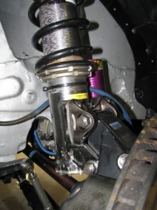 Variando la quantità di spessori posti tra le due facce del fodero ammortizzatore e della piastra di collegamento al montante, si può variare l’angolo di camber. Facendo scorrere le ghiere di fissaggio delle molle sul fodero dell’ammortizzatore filettato, si può variare l’altezza da terra della vettura.  