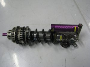 L’ammortizzatore Reiger, con vaschetta gas separata, regolabile a quattro vie, con la molla principale e quella ausiliaria (“helper”) per mantenere in posizione quella principale anche quando la macchina si solleva scaricando le sospensioni. 