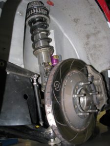 La sospensione posteriore, anch’essa a schema McPherson. In primo piano il braccetto di regolazione della convergenza e la barra antirollio non regolabile. 