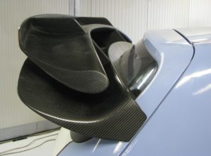 L’ala posteriore biplano, non regolabile, fissata al portellone posteriore. 