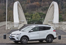 Nuovo RAV4, ora anche ibrido Toyota RAV4