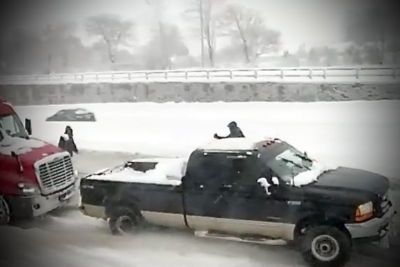 Video: viaggiatori bloccati sulla neve e salvati da un Ford Super Duty