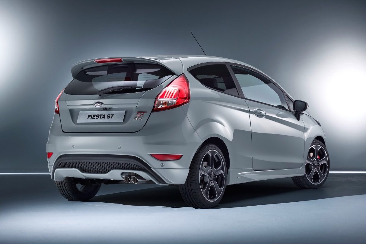 Ford Fiesta, da ST a ST200 - Ford, con poche ore di anticipo sull’apertura della kermesse ginevrina, ha comunicato una delle sue novità più interessanti. La Fiesta ST, dopo una cura ormonale, guadagna 18 CV e 40 Nm di coppia, e raggiunge i 200 CV e i 290 Nm.