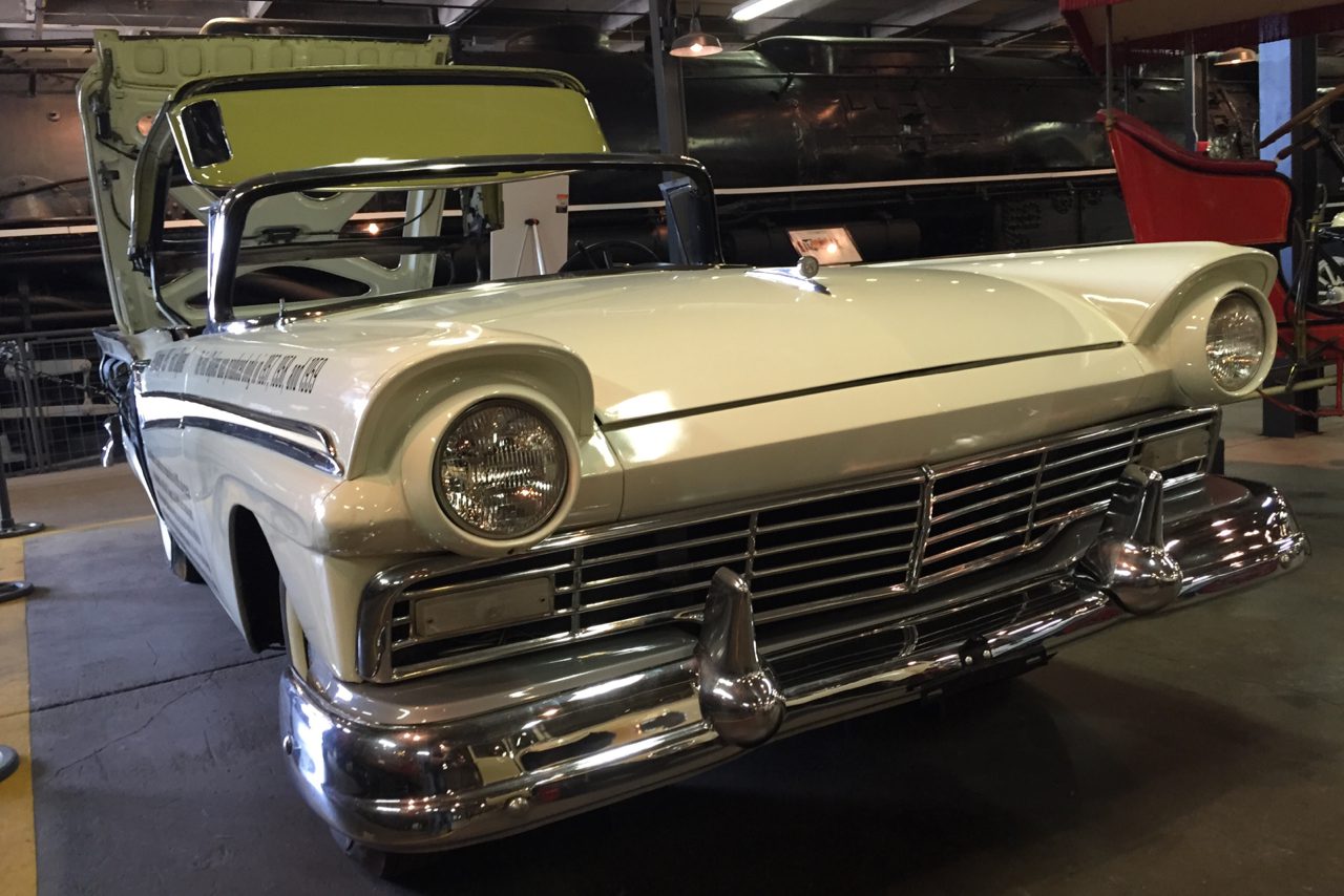 1957 Ford Skyliner, un concentrato di tecnologia