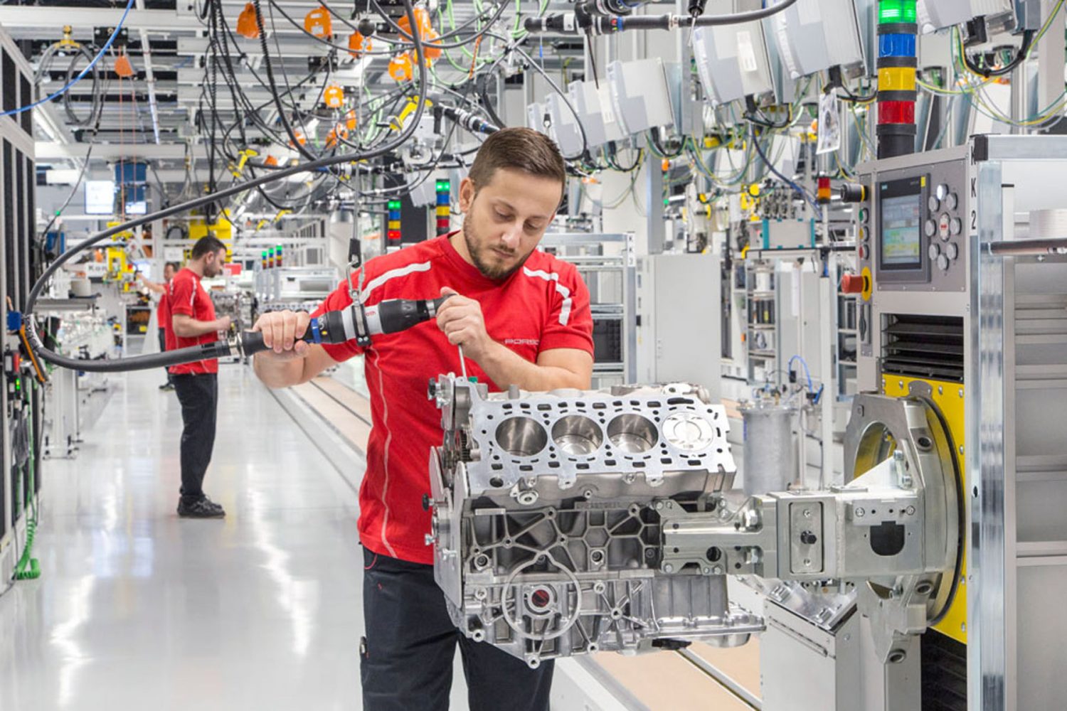 Porsche fabbrica motori V8