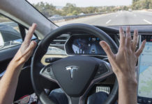 Le due facce della guida assistita Guida autonoma Tesla