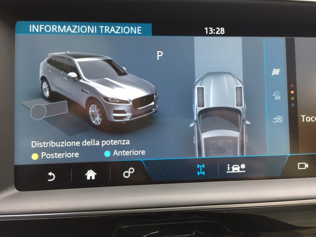 In questa schermata è possibile visualizzare la ripartizione di coppia tra i due assi e l'angolo di sterzatura delle ruote, utile in caso di passaggi difficili in offroad.