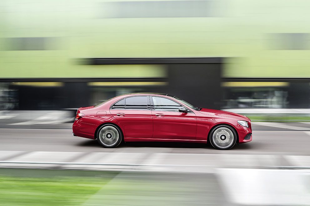 Mercedes-Benz E-Klasse, E 220 d, AVANTGARDE, Night Paket, hyazinthrot, schwarz/macciato ; Mercedes-Benz E-Class, E 220 d, AVANTGARDE, Night Package, Hyazinth red, black/macciato;