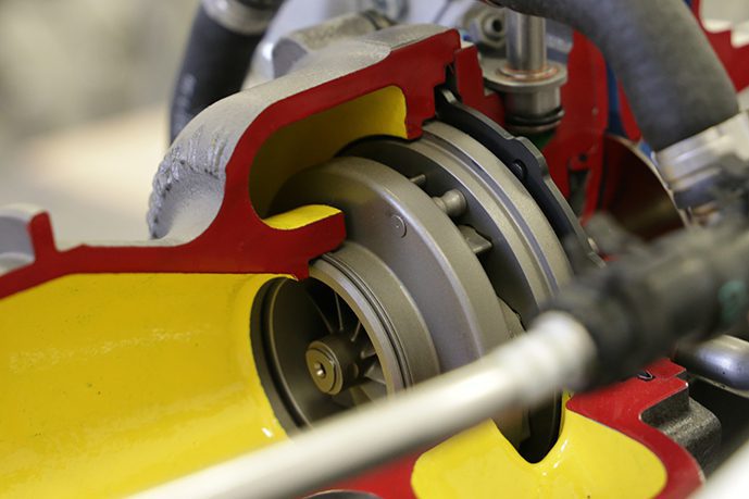 La turbina a geometria variabile. L’incidenza dell’aria sulle palette della girante è gestita da una serie di deviatori azionati da un motore elettrico in funzione della richiesta di portata, calcolata dalla centralina in base ai parametri di funzionamento del motore. Nella foto si vede l’anello rotante che aziona le levette solidali ai deviatori.
