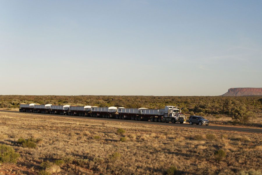 LR Discovery Traina un Road Train da 110 tonnellate