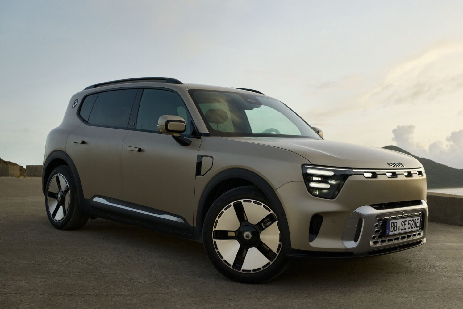 La smart #5 ha forme squadrate e vocazione offroad