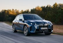 BMW iX 2025, crescono autonomia e prestazioni