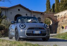Mini Cooper Cabrio: motori a benzina, capote in tessuto, vince la tradizione british