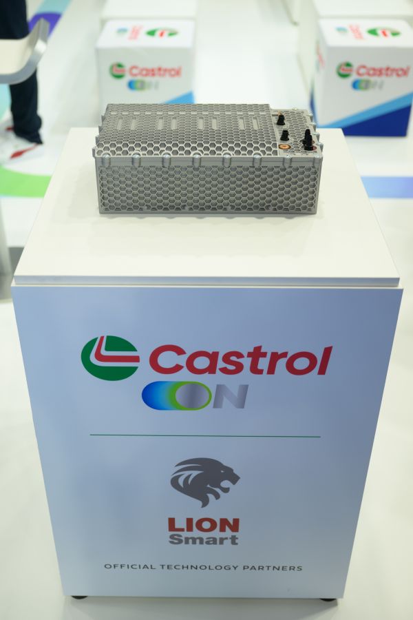 Castrol con LION Smart