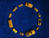 L’eleganza del ritardo e altre virtù dell’industria automobilistica europea