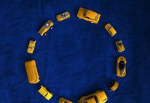 L’eleganza del ritardo e altre virtù dell’industria automobilistica europea