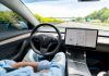 La guida autonoma Tesla convince l’Europa, ma il volante non si molla