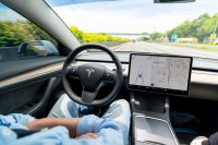 La guida autonoma Tesla convince l'Europa, ma il volante non si molla