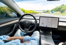 La guida autonoma Tesla convince l’Europa, ma il volante non si molla